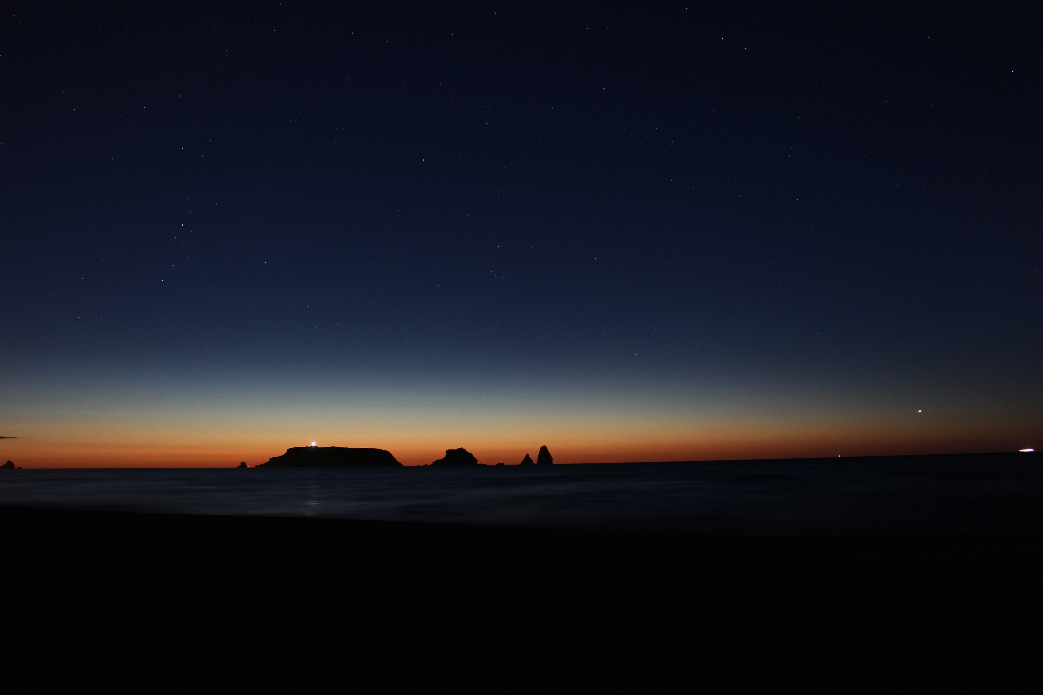 silhouette pf mountain during sunset